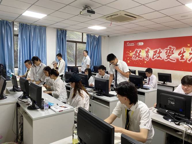大學計算機專業 vs 培訓機構 同為寫代碼，差距到底在哪？